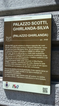 Segnaletica turistica di Palazzo Ghirlanda Silva (codice QR della voce su Wikipedia) - By Labaici (Own work) - via Wikimedia Commons